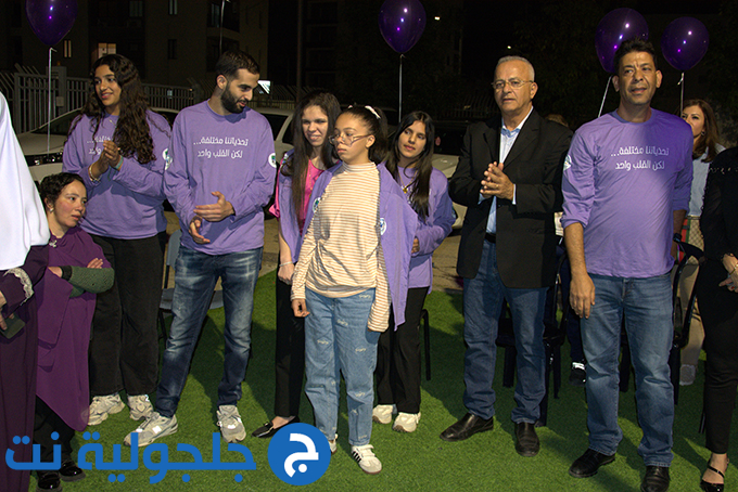 اضاءة المركز الجماهيري في جلجولية باللون البنفسجي بمناسبة اليوم العالمي لذوي الاحتياجات الخاصة